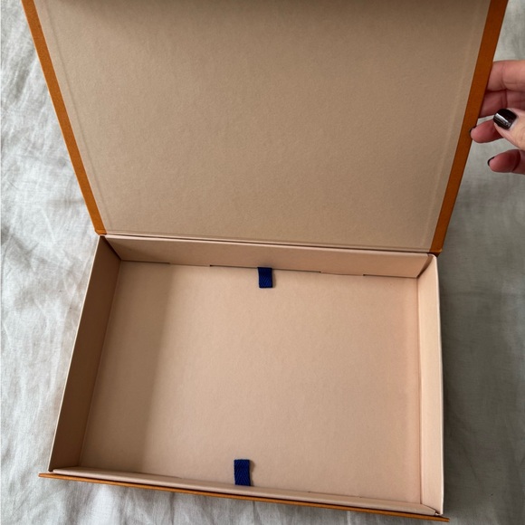 Authentic LOUIS VUITTON Empty Magnetic Gift Box
12 X 8 X 2 - Picture 5 of 8